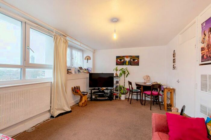 2 Bedroom Flat For Sale In Yelverton Road, Battersea, London, SW11