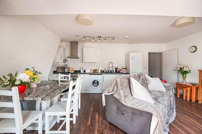 2 Bedroom Flat For Sale In Clinton Lane, Seaford, BN25