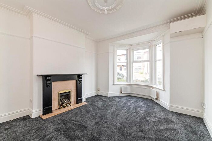 2 Bedroom Flat To Rent In Biddlestone Road, Heaton, Newcastle Upon Tyne, NE6