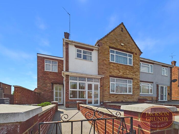 4 Bedroom Semi-Detached House For Sale In Chiltern Avenue, Duston, NN5