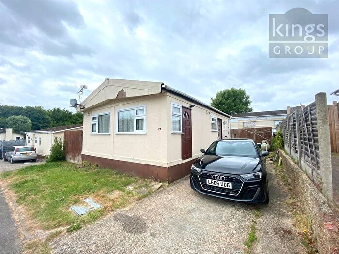 2 Bedroom Mobile/park Home For Sale In Galley Hill, Waltham Abbey, EN9