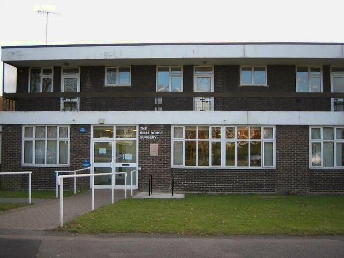 Flat To Rent In Worsted Green, Redhill, RH1