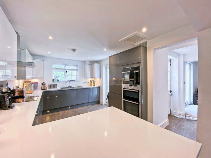 3 Bedroom Cottage To Rent In Farnborough Street, Farnborough, GU14