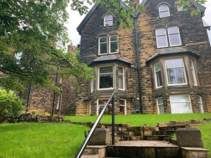 2 Bedroom Apartment To Rent In Hollin Lane, Leeds, West Yorkshire, LS16