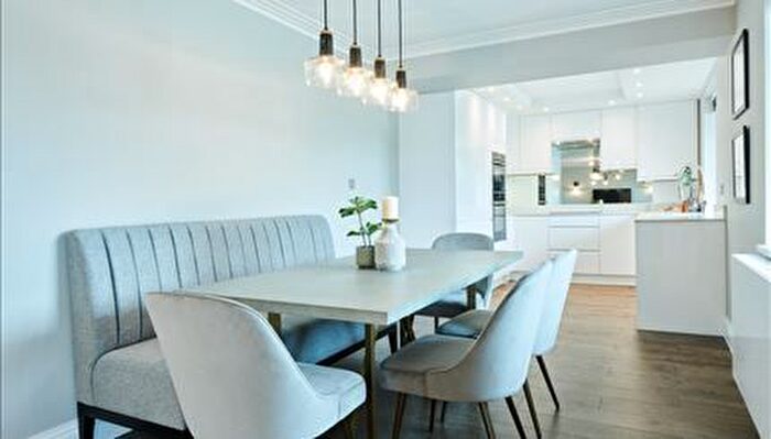 2 Bedroom Flat To Rent In Fulham Road, Chelsea, SW3