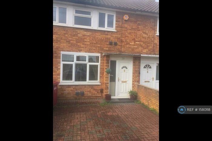 3 Bedroom Terraced House To Rent In Romsey Close, Slough, SL3