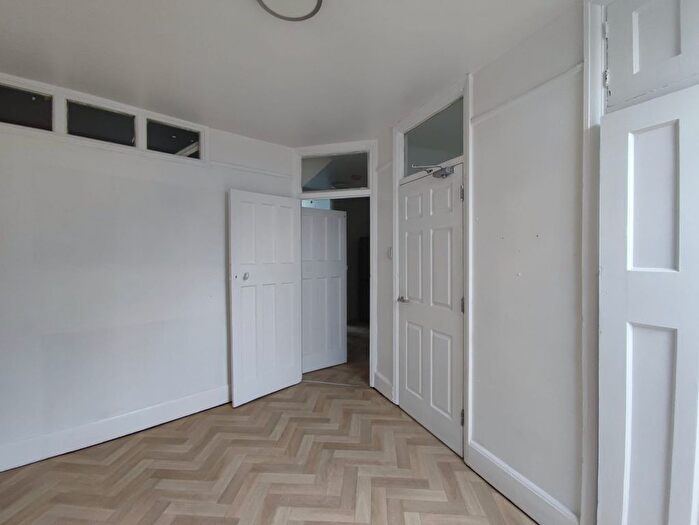 3 Bedroom Flat To Rent In Elm Park Avenue, Hornchurch, RM12