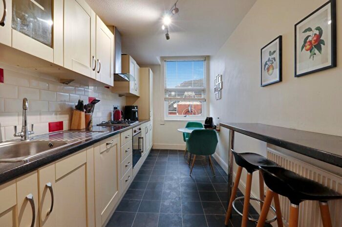 1 Bedroom Flat For Sale In Bridge Road, East Molesey, KT8