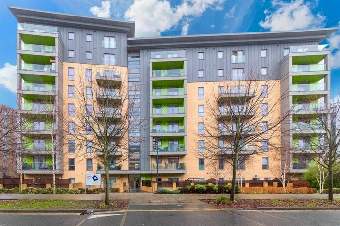 2 Bedroom Flat To Rent In Lakeside Drive, London, NW10