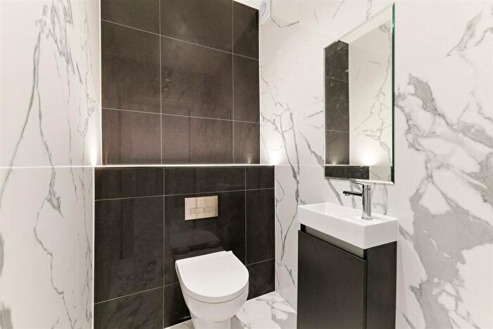 5 Bedroom Detached House For Sale In Wonford Close, Walton On The Hill, Tadworth, KT20