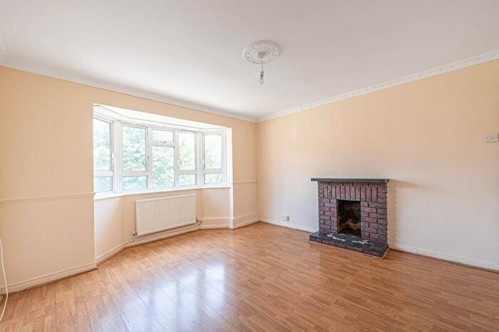 2 Bedroom Flat To Rent In Longberrys, Child's Hill, London, NW2