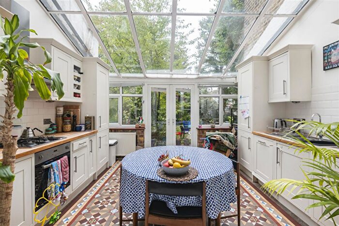 3 Bedroom Flat For Sale In Blake Hall Road, Wanstead, E11