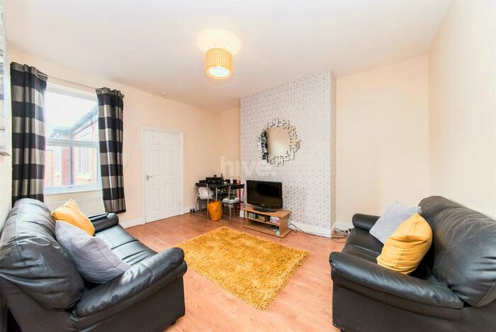 3 Bedroom Flat To Rent In Simonside Terrace, Heaton, Newcastle Upon Tyne, NE6