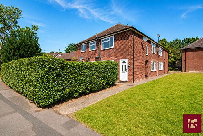 2 Bedroom Maisonette For Sale In Hinton Close, Crowthorne, RG45