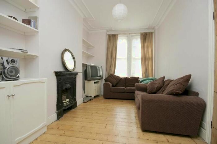 3 Bedroom Detached House To Rent In Thorpebank Road, Shepherds Bush, London, W12