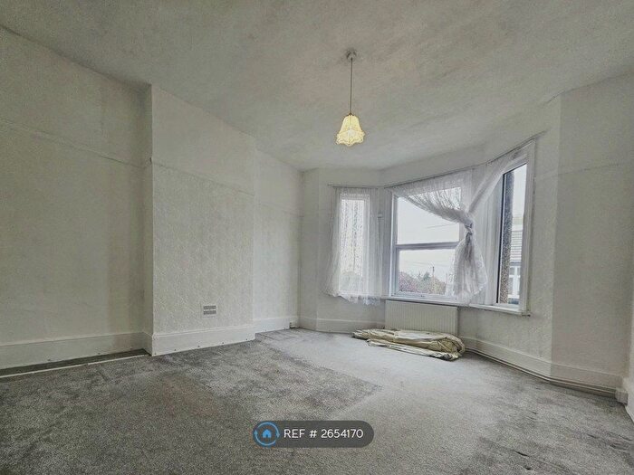 2 Bedroom Flat To Rent In High Street, Hadleigh, Benfleet, SS7