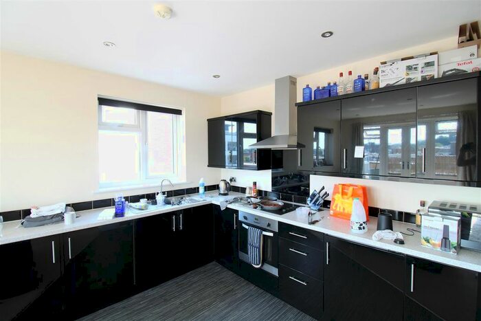 2 Bedroom Flat To Rent In Curzon Road, Waterlooville, PO7