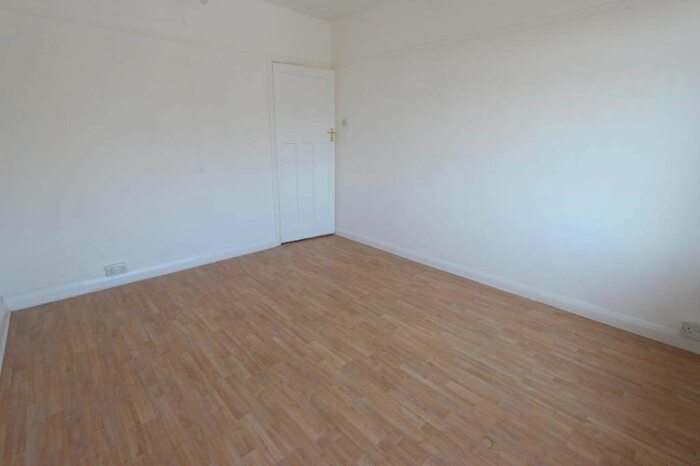 2 Bedroom Flat To Rent In High Road, London, N12