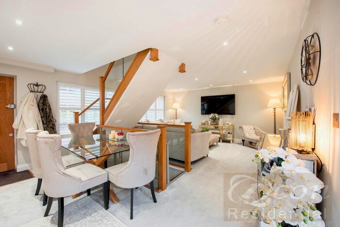 3 Bedroom Mews To Rent In High Street, Billericay, Essex, CM12