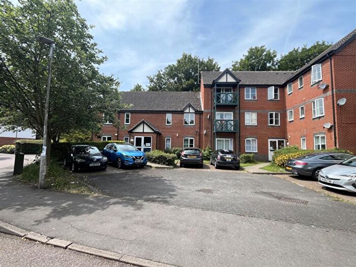 2 Bedroom Flat For Sale In Admirals Court, Rose Kiln Lane, Reading, RG1