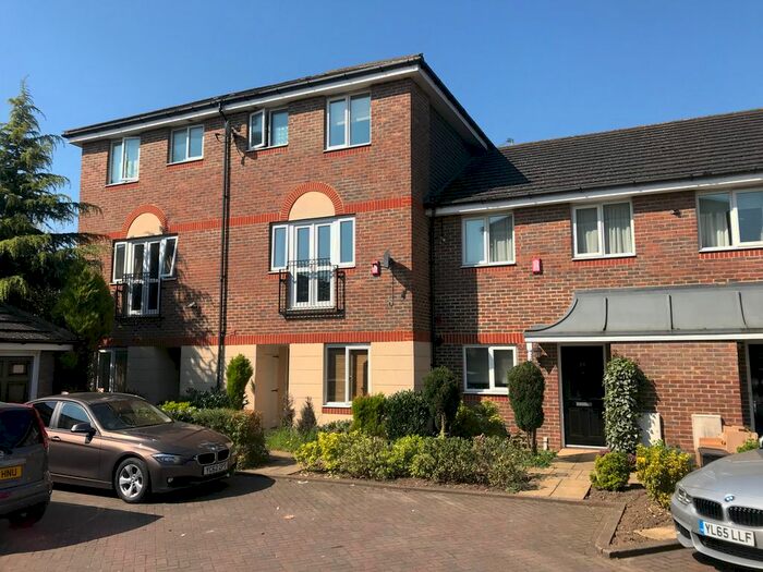 5 Bedroom Town House To Rent In Quarles Park Road, Chadwell Heath, Romford, RM6