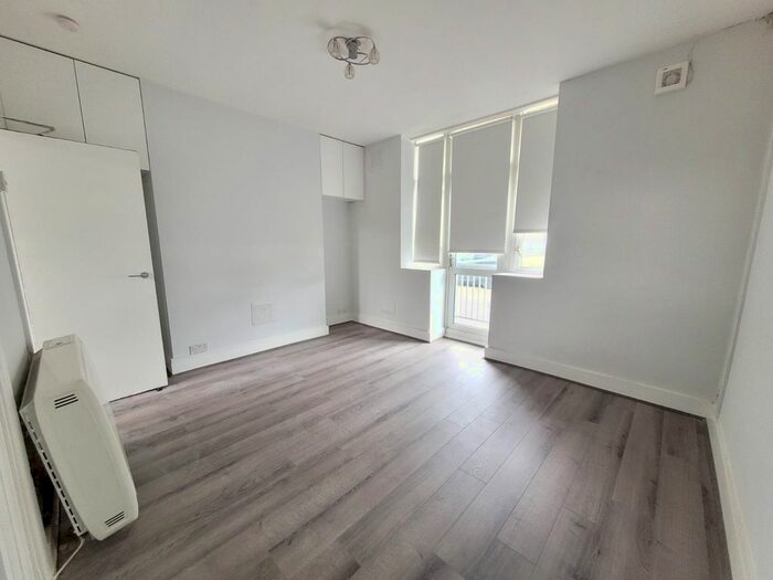 2 Bedroom Flat To Rent In Angel Close, London, N18