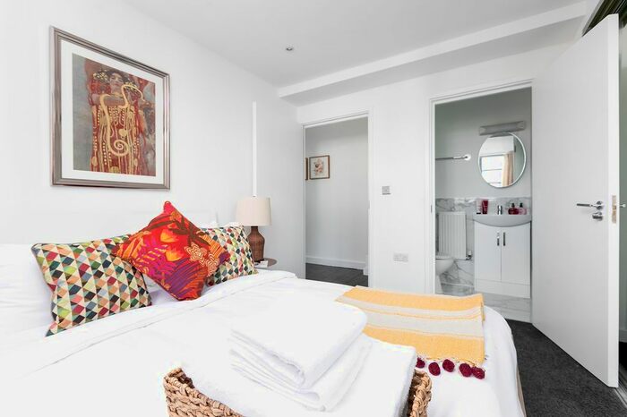 3 Bedroom Flat To Rent In De Beauvoir Crescent, London, N1