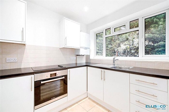 1 Bedroom Apartment To Rent In Fairfield Close, North Finchley, N12