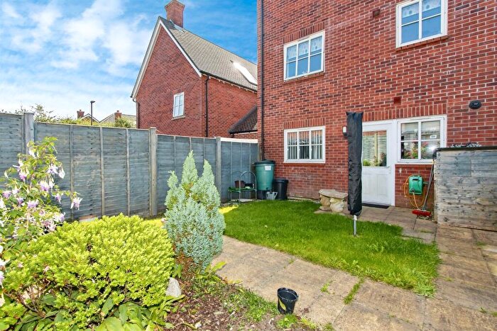 3 Bedroom Town House For Sale In Greenacre Way, Shaftesbury, SP7