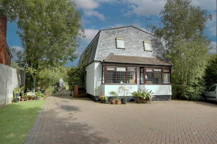 4 Bedroom Detached House For Sale In Hull Road, Woodmansey, Beverley, HU17