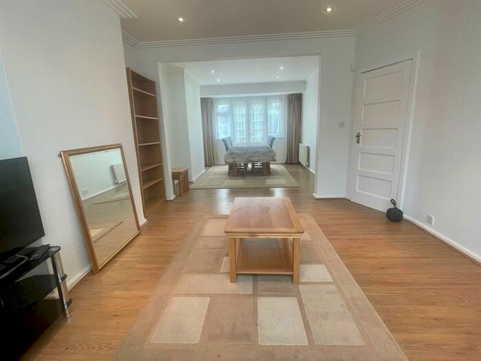 3 Bedroom Semi-Detached House To Rent In Wolstonbury, Woodside Park, N12