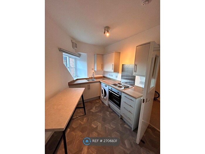 2 Bedroom Flat To Rent In Cwrt Pendref, Rhuthun, LL15