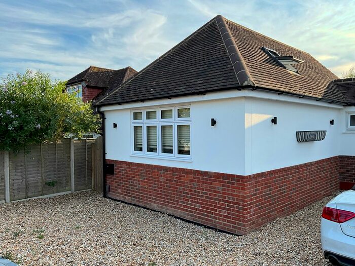 1 Bedroom Flat To Rent In Central Avenue, Worthing, BN14