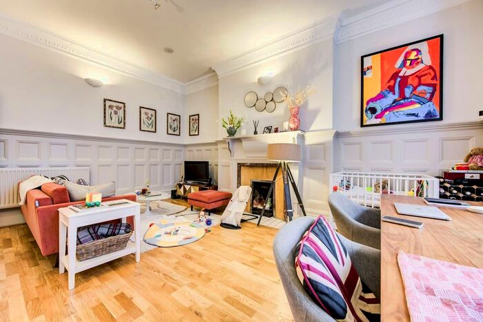 2 Bedroom Flat To Rent In Earls Court Square, Earls Court, London, SW5