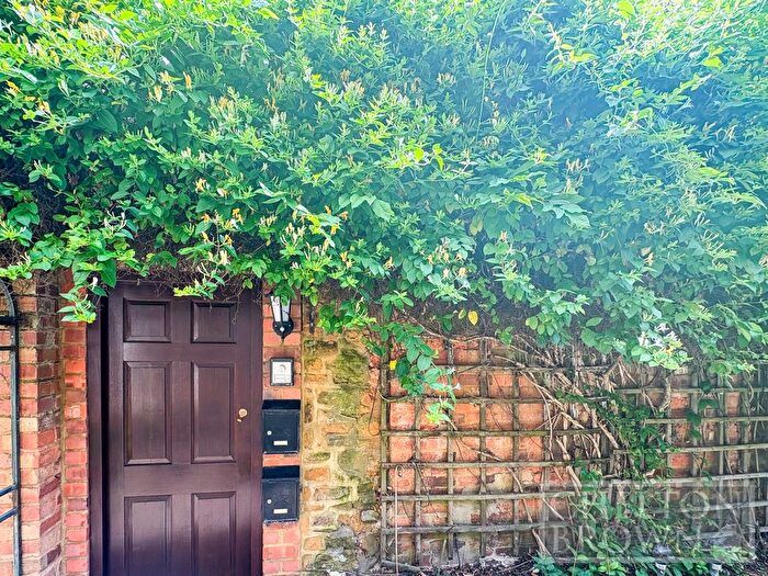1 Bedroom Flat To Rent In High Street, Daventry, Northamptonshire, NN11