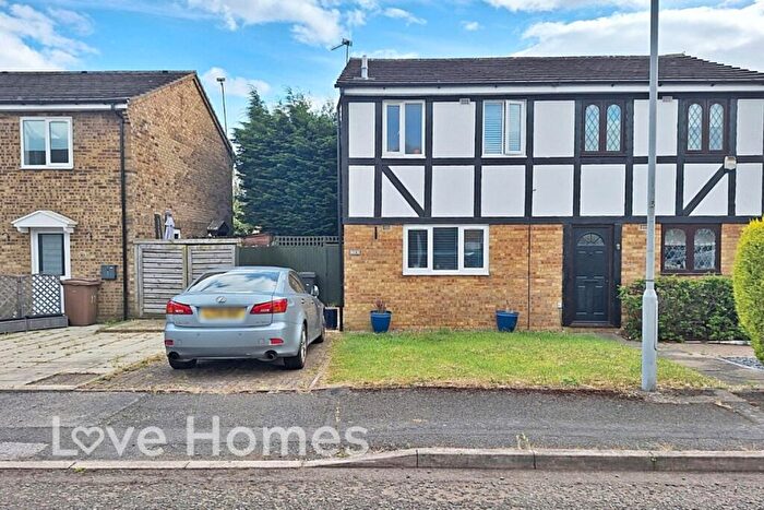 2 Bedroom Semi-Detached House For Sale In Lesbury Close, Luton, LU2