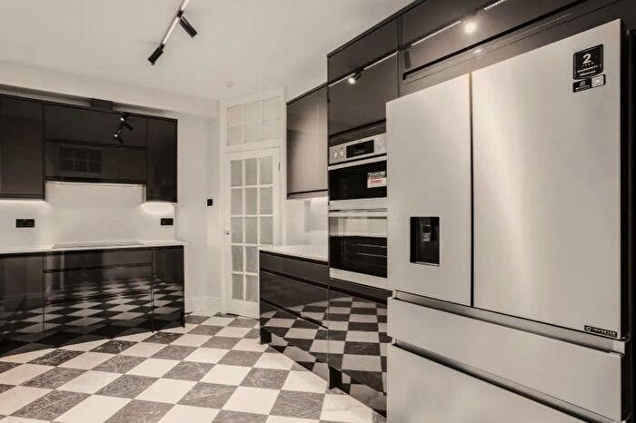 4 Bedroom Flat To Rent In St Mary Abbots Court, Warwick Gardens, Kensington, W14