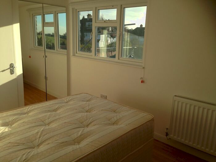 Studio To Rent In Woodstock Avenue, Golders Green, London, NW11