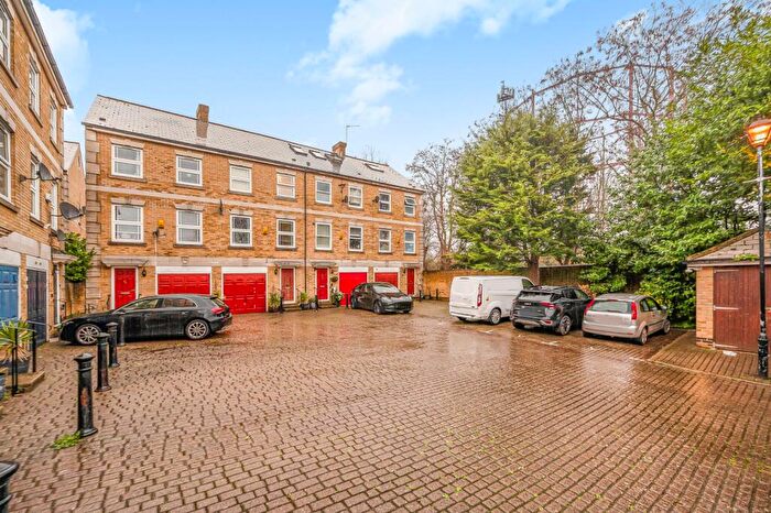 3 Bedroom End Of Terrace House For Sale In Brunel Road, Surrey Quays, SE16