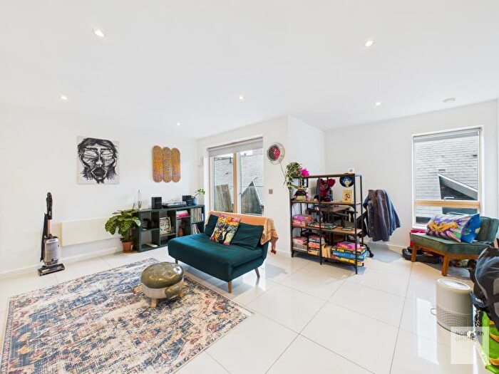 1 Bedroom Apartment To Rent In Apt . :: Ice Plant, M4
