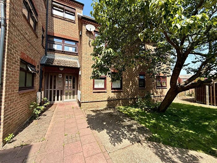 2 Bedroom Flat To Rent In Montem Lane, Slough, SL1