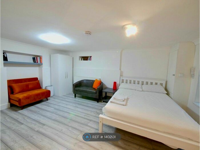 Studio To Rent In Caledonian Road, London, N1