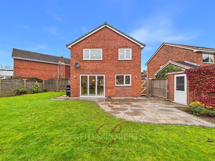 4 Bedroom Detached House For Sale In Kingfisher Close, Farndon, Chester, CH3