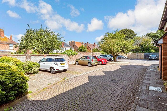 1 Bedroom Flat For Sale In Church Street, Littlehampton, West Sussex, BN17