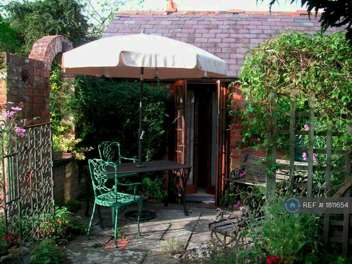 1 Bedroom Flat To Rent In Hunts Common, Hook, RG27