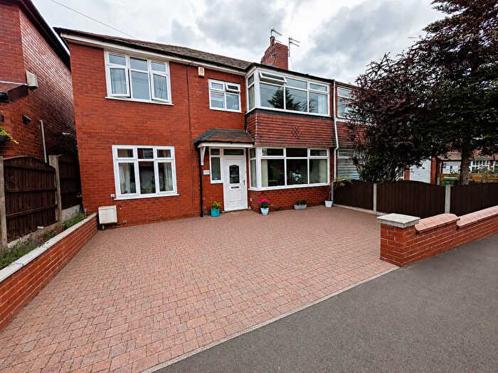 5 Bedroom Semi-Detached House For Sale In Birch Avenue, Chadderton, Oldham, OL1