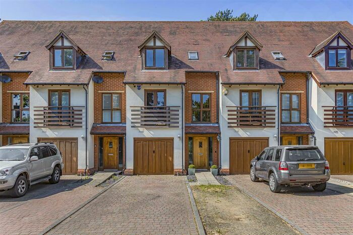 4 Bedroom Town House For Sale In Ashbourne Gardens, Hertford, SG13