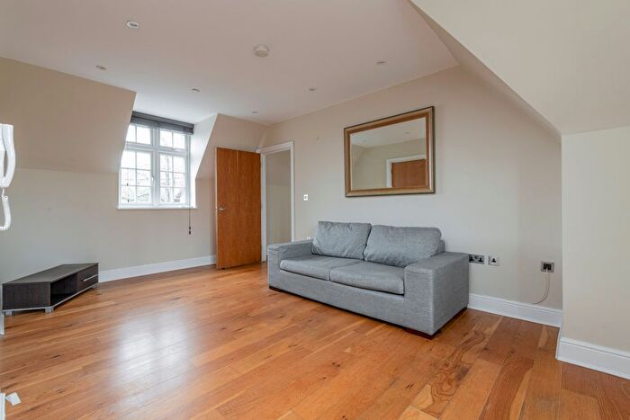 2 Bedroom Flat To Rent In Augustus Road, SW19