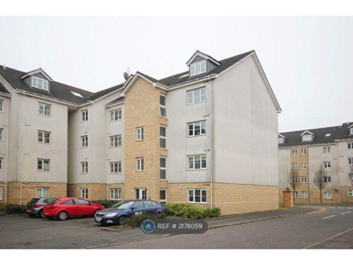 3 Bedroom Flat To Rent In Queens Crescent, Livingston, EH54