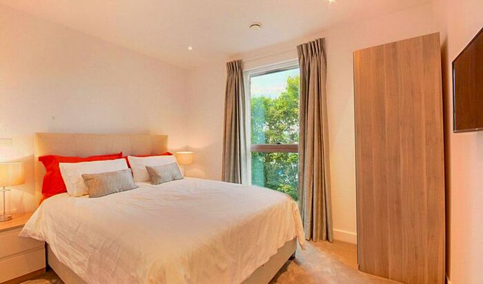 2 Bedroom Flat To Rent In Blackwood Apartments, Elephant And Castle, London, SE17